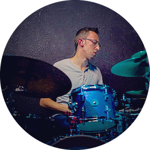 Emilio Devesa tocando la batería
